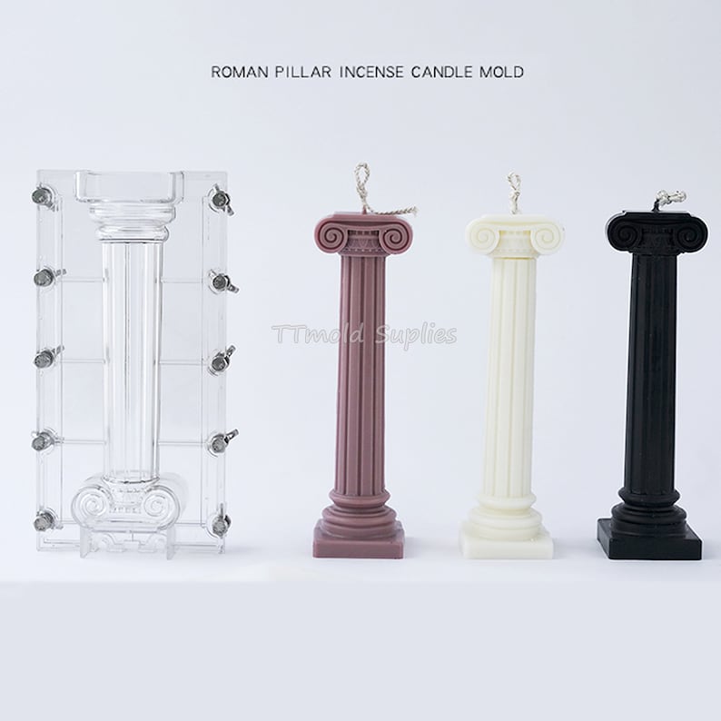 Puede incluir: Un molde de pl&aacute;stico transparente para hacer velas de incienso en forma de columna romana. Se muestran tres velas terminadas en rosa, blanco y negro.