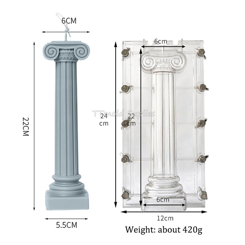 Puede incluir: Un molde de pl&aacute;stico transparente para hacer una vela en forma de columna romana de 22 cm de alto. El molde mide 12 cm de ancho y 6 cm de profundidad. El molde se muestra junto a una vela gris que se ha hecho usando el molde. La vela mide 22 cm de alto y 6 cm de ancho. La vela y el molde est&aacute;n hechos en forma de columna romana con un capitel y una base.