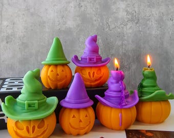 Könnte beinhalten: Sechs Halloween-kürbiskerzen mit Hexenhüten. Die Kerzen sind orange, grün und lila. Einige der Hüte haben einen tropfenden Wachseffekt.