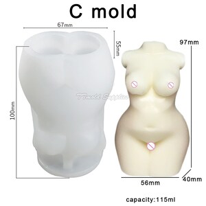 Op de afbeelding: Een witte siliconen mal in de vorm van een vrouwelijk torso. De mal is 10 cm hoog, 6,7 cm breed en 5,5 cm diep. De mal heeft een capaciteit van 115 ml.