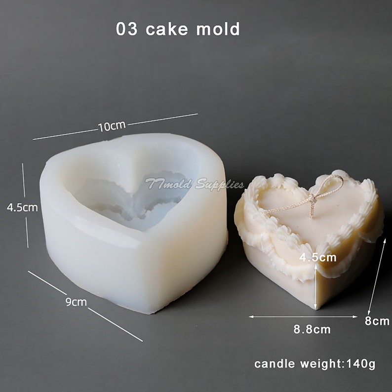 Puede incluir: Molde para pastel de silicona blanco en forma de coraz&oacute;n con medidas en cent&iacute;metros. El molde mide 10 cm de ancho, 9 cm de alto y 4,5 cm de profundidad. Se muestra una vela blanca en forma de coraz&oacute;n junto al molde, con medidas de 8 cm de ancho, 8,8 cm de alto y 4,5 cm de profundidad. La vela pesa 140 gramos.