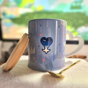 Caneca Riku KH com alça de coração e tampa de bambu