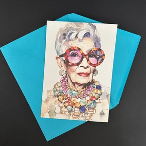 Miniposter oder XL Postkarte mit Motiv Iris Apfel zum dekorieren, verschenken oder verschicken.