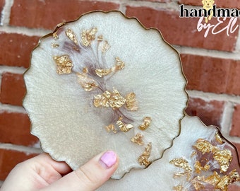 Cream & gold agate style coaster with cream detail inside