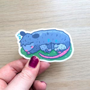 Sticker vinyle Mama Opossum ~ Animaux ~ Possum ~ Kawaii ~ Bébés ~ Cottagecore ~ Stickers résistants à l'eau ~