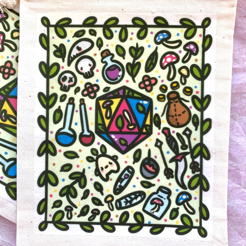 Puede incluir: Un estandarte de lona con un dado D20 colorido rodeado de ilustraciones caprichosas de setas, pociones y otros elementos de fantas&iacute;a. El dise&ntilde;o est&aacute; enmarcado por un borde de hojas verdes sobre un fondo verde claro.