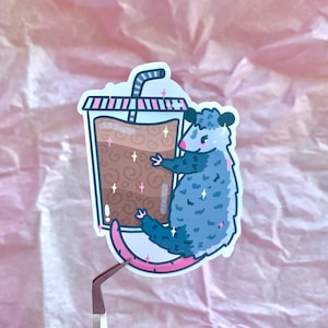 Opossum Iced Coffee Vinyl Aufkleber ~ Kaffee ~ Opossum ~ Kawaii ~ Opossum ~ Tier ~ süsse Aufkleber ~ Wasserfeste Aufkleber ~