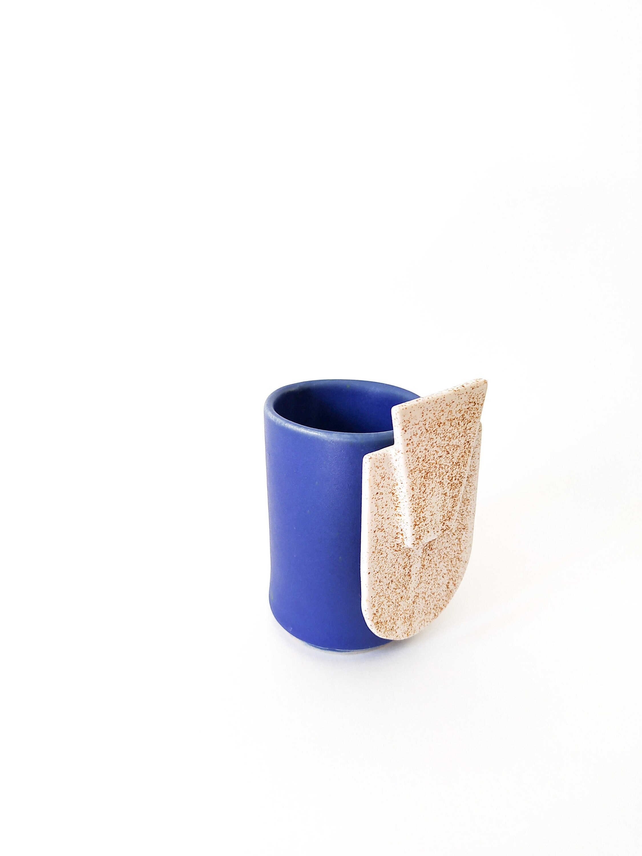 Tasse en Grés Émaillée, Façonnée à La Main et Son Élément Décoratif Aimanté.