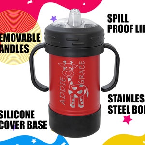 Może przedstawiać: Czerwony, izolowany kubek ze stali nierdzewnej dla małych dzieci z czarną pokrywką, czarnymi uchwytami i silikonową podstawą. Kubek ma wz&oacute;r żyrafy z wygrawerowanym imieniem "Addie Grace". Kubek jest odporny na rozlanie i ma zdejmowane uchwyty.