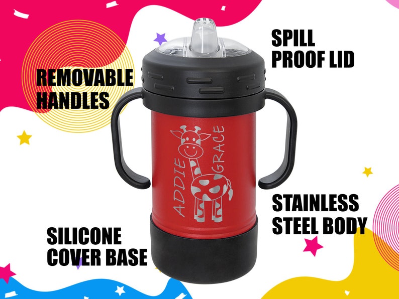 Może przedstawiać: Czerwony, izolowany kubek ze stali nierdzewnej dla małych dzieci z czarną pokrywką, czarnymi uchwytami i silikonową podstawą. Kubek ma wz&oacute;r żyrafy z wygrawerowanym imieniem "Addie Grace". Kubek jest odporny na rozlanie i ma zdejmowane uchwyty.