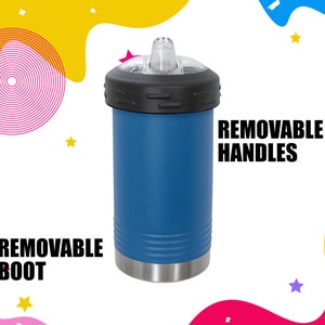 Może przedstawiać: Niebieski kubek ze stali nierdzewnej z czarną pokrywką i zdejmowanymi uchwytami. Kubek ma zdejmowaną podstawę, a na obrazku widnieje tekst "REMOVABLE BOOT" i "REMOVABLE HANDLES".