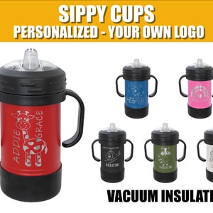 Może przedstawiać: Sześć r&oacute;żnych kolor&oacute;w kubk&oacute;w ze stali nierdzewnej z personalizowanymi wzorami i nazwami. Kubki są izolowane pr&oacute;żniowo i mają przezroczystą pokrywkę z dzi&oacute;bkiem. Kubki są czerwone, niebieskie, r&oacute;żowe, zielone, białe i czarne.