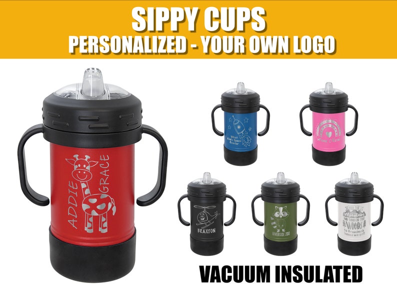 Może przedstawiać: Sześć r&oacute;żnych kolor&oacute;w kubk&oacute;w ze stali nierdzewnej z personalizowanymi wzorami i nazwami. Kubki są izolowane pr&oacute;żniowo i mają przezroczystą pokrywkę z dzi&oacute;bkiem. Kubki są czerwone, niebieskie, r&oacute;żowe, zielone, białe i czarne.