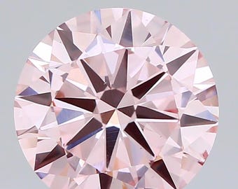 Puede incluir: Un diamante redondo de color rosa pálido con una compleja disposición de facetas. El corte de la gema forma un patrón en forma de estrella en su centro, reflejando la luz. El diamante se muestra sobre un fondo liso, enfatizando su claridad y brillo.