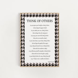 以下が含まれることがあります： 黒い文字で「THINK OF OTHERS」と書かれた額入りのプリント。プリントはベージュの背景と、白と黒の千鳥格子の装飾的なボーダーが付いています。テキストはマフムード・ダルウィーシュの詩です。