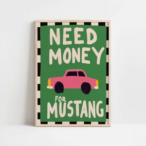 以下が含まれることがあります： 緑と黒の市松模様のポスターに、白とピンクの文字で「NEED MONEY FOR MUSTANG」と書かれている。ポスターの中央には、黒い車輪が付いたピンクの車が描かれている。