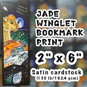 Op de afbeelding: Een boekenleggerprint met illustraties van draken in verschillende kleuren. De boekenlegger is gelabeld "Jade Winglet Bookmark Print" en meet 5 cm x 15 cm. Het is gedrukt op satijnkarton (192,4 g/m&sup2;). De tekst "Beware the darkness of dragons..." is ook zichtbaar.