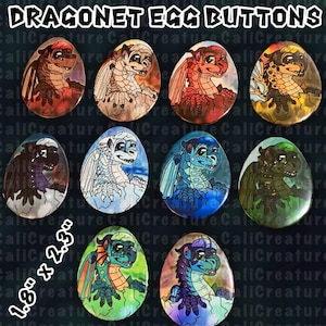 Puede incluir: Un conjunto de nueve botones ovalados con diseños de dragonets saliendo de huevos. Los botones miden aproximadamente 4,57 cm x 5,84 cm. El texto "DRAGONET EGG BUTTONS" está en la parte superior.