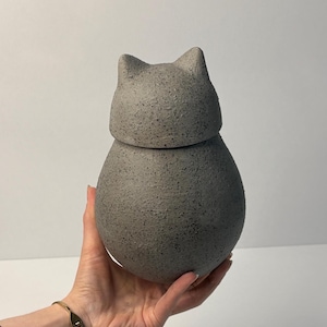 Minimalistische Katzenurne aus Keramik – Handgefertigt mit steingrauer Oberfläche