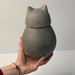 Urna de cenizas para gato en cerámica – Diseño minimalista hecho a mano