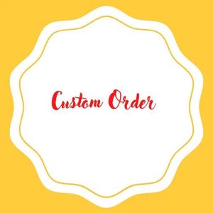 Pode incluir: Um gráfico quadrado com um fundo amarelo brilhante e uma moldura central branca com bordas recortadas, delineada por uma linha dourada fina. O texto Custom Order está escrito no centro com uma fonte vermelha, cursiva e manuscrita.