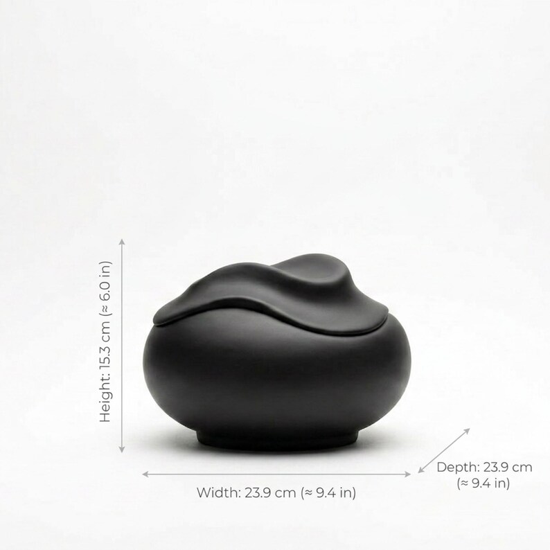 Pode incluir: Um recipiente de cer&acirc;mica preto fosco com tampa. O recipiente &eacute; redondo com uma tampa ondulada. A largura e a profundidade s&atilde;o de 23,9 cm, e a altura &eacute; de 15,3 cm.