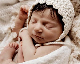 Gorro de bebé hecho a mano, gorro blanco/blanco roto para recién nacido, gorro de ganchillo para bebé, gorro con borde festoneado, accesorio para fotografía de recién nacidos, gorro para niña, de 0 a 3 meses.