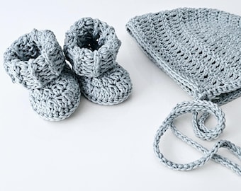 Gorro y patucos para bebé recién nacido azul