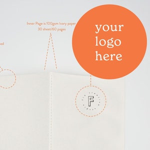 Può includere: Un taccuino aperto color crema con un cerchio arancione con la scritta "your logo here". Il taccuino presenta il testo "Inner Page is 100gsm Ivory paper 30 sheet/60 pages" e "Cover FSC Cerificated Recycled Paper".