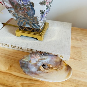 Mother of Pearl Soap Dish Retro Shell Jewelry Tray Decorative Seashell Dish Pearl Inlay Handcrafted Vintage Bowl Coastal Nautical Decor