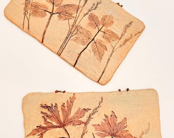 Juego de 2 platos decorativos de cerámica vintage otoñales con diseño de hojas, placas botánicas para pared, decoración de pared otoñal de mediados de siglo.