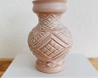 Jarrón retro beige con diseño en relieve de Carstens Tönnieshof. Jarrón vintage minimalista WGP, cerámica de Alemania Occidental, florero decorativo.
