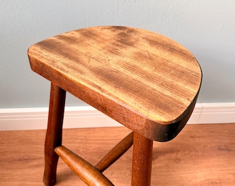 Rustic farmhouse stool in vintage condition Authentic milking stool Cottagecore 3-leg stool Wooden tripod stool Distressed flower stand