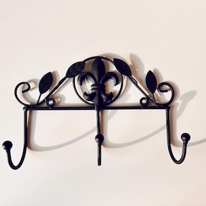 Vintage Shabby Chic Metall Wandhaken | Schwarze Farmhouse Stil Haken für die Wand | Dekorative Retro Haken | Vintage Aufhänger Fleur de Lis