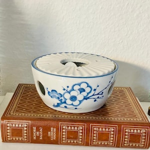 Blau-weißes Vintage Stövchen Retro Porzellan Wärmeuntersetzer Dekoratives Stövchen mit Blumendekor Tee Zubehör Geschenk Teetrinker