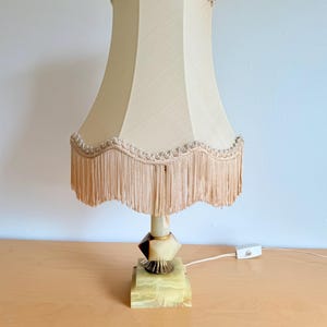Vintage onyxlampa med original fransad skärm, lampa från mitten av århundradet, marmorbordslampa från Hollywood Regency, dekorativ lampa från MCM, klassisk retrolampa