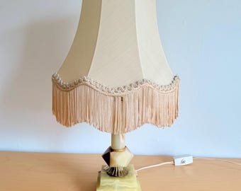 Lampada vintage in onice con paralume originale con frange, lampada di metà secolo, lampada da tavolo in marmo Hollywood Regency, lampada decorativa MCM, lampada classica retrò