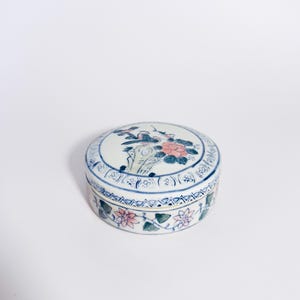 Asian Porcelain Box Vintage Chinoiserie Jewelry Box Small Chinese Storage Jar Floral Retro Trinket Box Small Lidded Box Asian Decor Keepsake