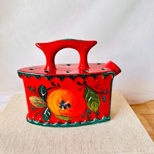Vaso de majólica vintage único, formato de ferro, cerâmica retrô colorida, regador dos anos 1960, item de colecionador italiano, regador vermelho