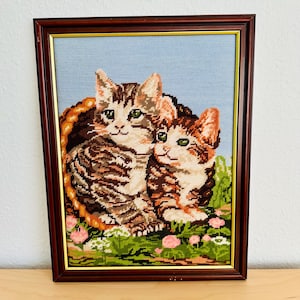 Vintage Cat Embroidery in Wooden Frame - Handmade 1980s | Vintage Gobelin Art | Retro Cat Needlework | Perfect Gift for Cat Lovers