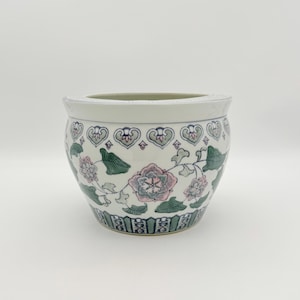 Op de afbeelding: Een witte keramische mok met een zwart handvat en de tekst "But First, Coffee" in een zwarte, vette letter. De mok staat op een wit oppervlak. De mok is 10 cm hoog.