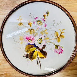 Könnte beinhalten: Ein Set aus drei Keramikbechern mit gesprenkelter, matter Oberfläche. Die Becher sind in Creme-, Hellbraun- und Dunkelbrauntönen gehalten. Jeder Becher hat ein schlichtes, minimalistisches Design.