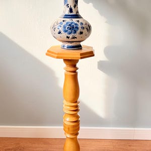 Gedrechselte Vintage Blumensäule aus Holz Hellbraune Holzsäule Helle Dekosäule für Pflanzen & Statuen Dekorativer Retro Blumenständer