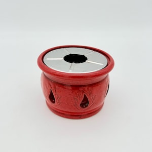 Op de afbeelding: Een set van drie keramische mokken met een gespikkelde, matte afwerking. De mokken zijn in crème, lichtgrijs en donkergrijs. Elke mok heeft een eenvoudig, minimalistisch ontwerp, perfect voor koffie of thee.