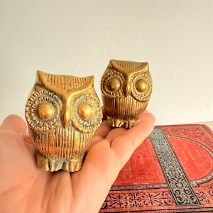 Small Brass Owls Vintage Owl Figurines Set of 2 Autumn Decor Retro Animal Figures for Halloween Nursery Library Bookshelf Decor