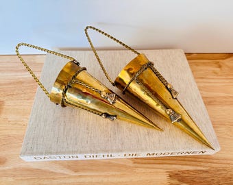 Cônes à suspendre Krämmerhus en laiton vintage danois – Décoration unique, lot de 2 | Vase à fleurs suspendu Krämmerhus | Vase conique
