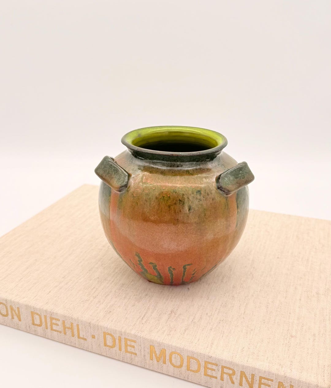 茶色い球形花瓶 緑がかった茶色の球根状のヴィンテージ花瓶。ライトグリーンのWGP花瓶