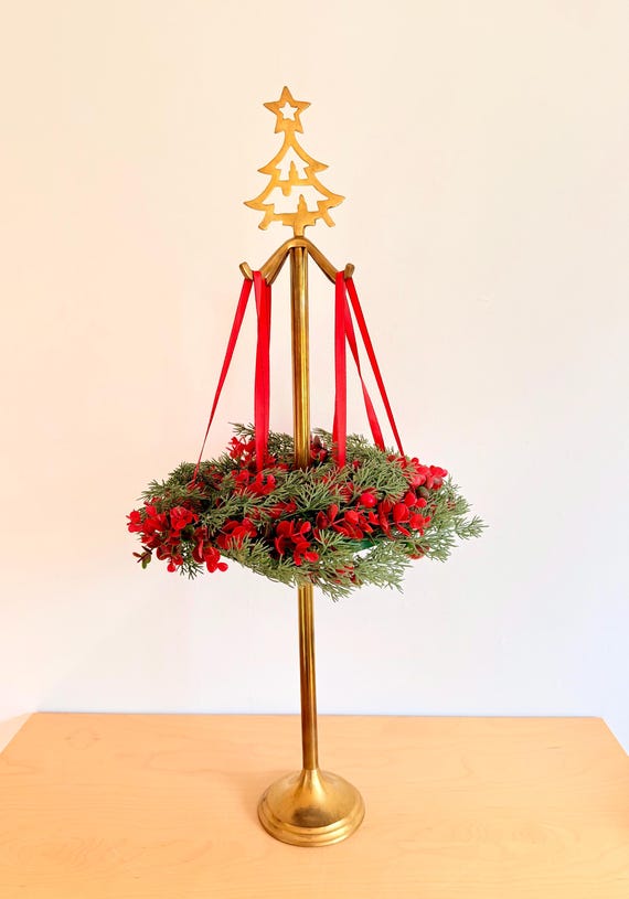 Hoher Vintage Adventskranz Ständer aus Messing für Weihnachten goldene Mid Century Weihnachtsdeko in Retro Adventskranz Halter Messinghaken