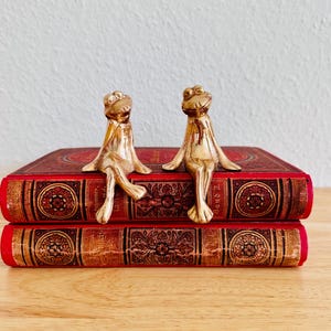 Two Small Sitting Vintage Brass Frog Figurines – Retro Mid Century Book/Shelf Ornaments | Playful Brass Animal Figurines | Small brass frogs