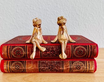 Two Small Sitting Vintage Brass Frog Figurines – Retro Mid Century Book/Shelf Ornaments | Playful Brass Animal Figurines | Small brass frogs